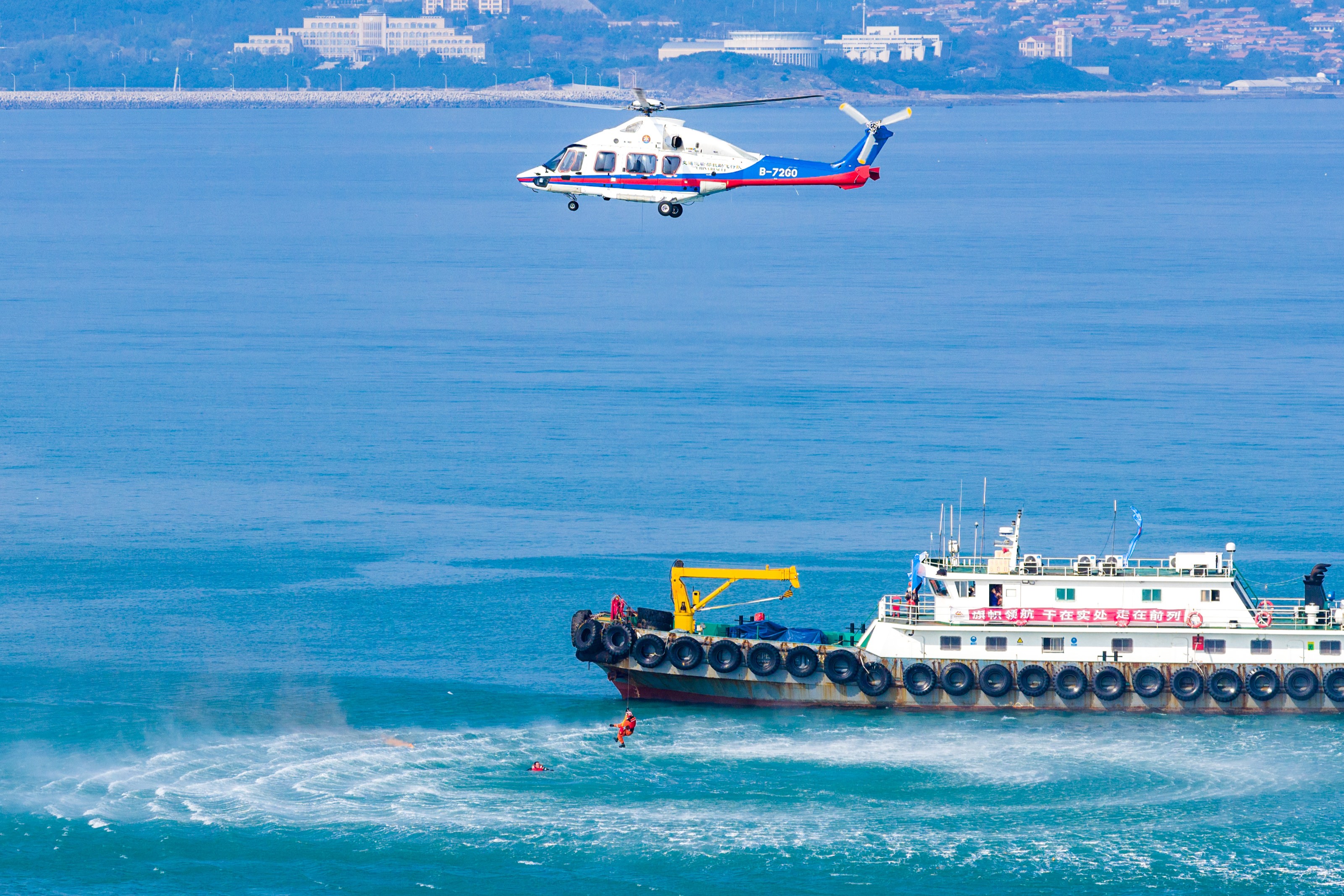 6.圖為本次演習(xí)科目二“落水人員搜尋與救助”中，山東省海上搜救中心在收到求救信號后迅速行動，采用救生艇和直升機的方式，搜救落水人員。--攝 楊雪梅.jpg