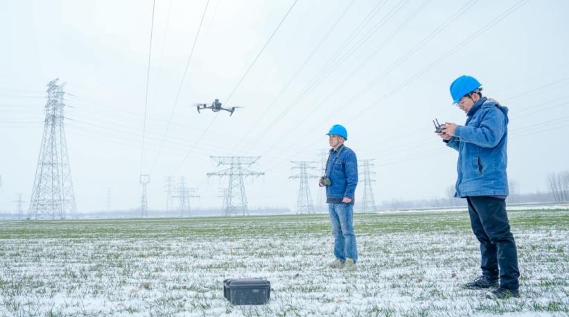1月19日，國(guó)網(wǎng)濉溪縣供電公司護(hù)線人員開展無人機(jī)精細(xì)化巡視。儲(chǔ)運(yùn)濤攝
