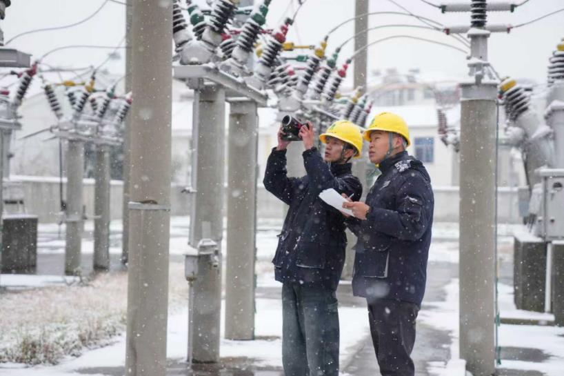 1月20日，國(guó)網(wǎng)滁州供電公司運(yùn)維人員在天長(zhǎng)市110千伏城南變電站開展巡視測(cè)溫。金默涵攝