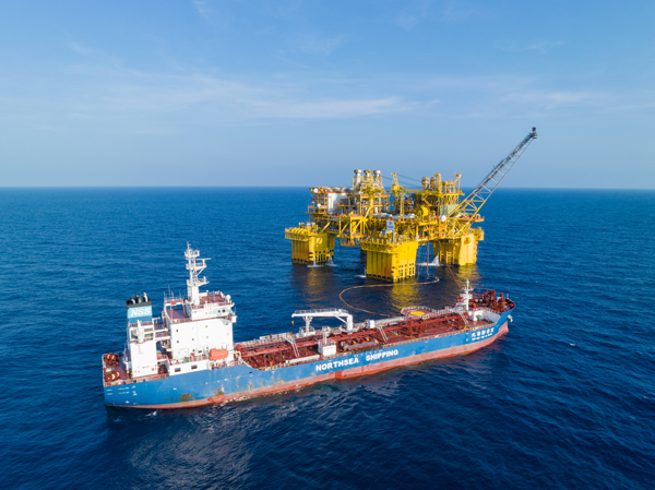 穿梭油輪正在與“深海一號”能源站對接輸油。受訪者供圖