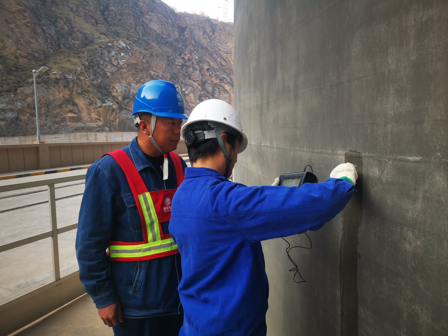 劉家峽水電廠：政企攜手為黃河“守門人”做“國標體檢” (1).jpg