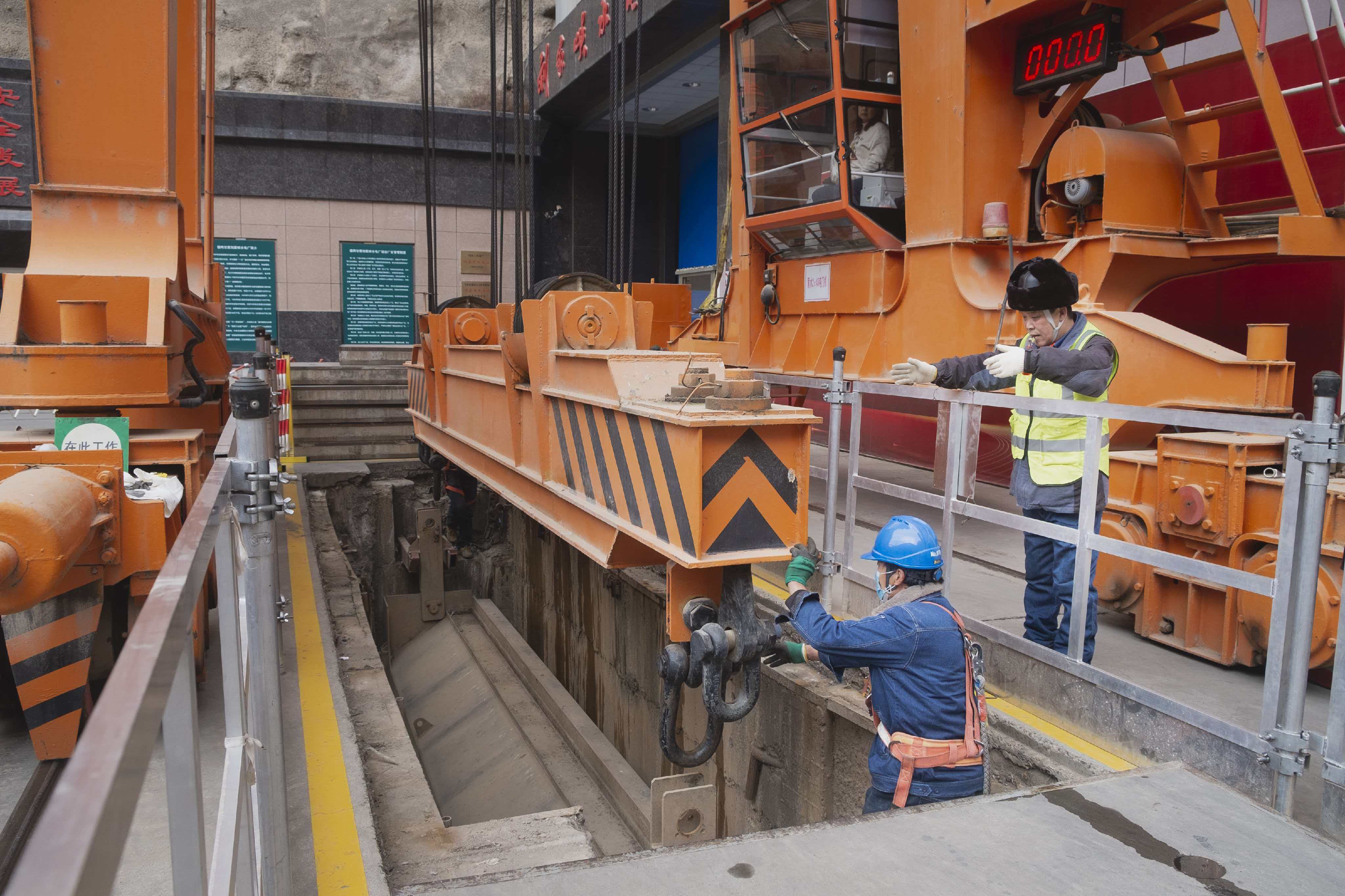 劉家峽水電廠：精準完成3號機組尾水閘門落門 筑牢檢修安全屏障 (1).jpg