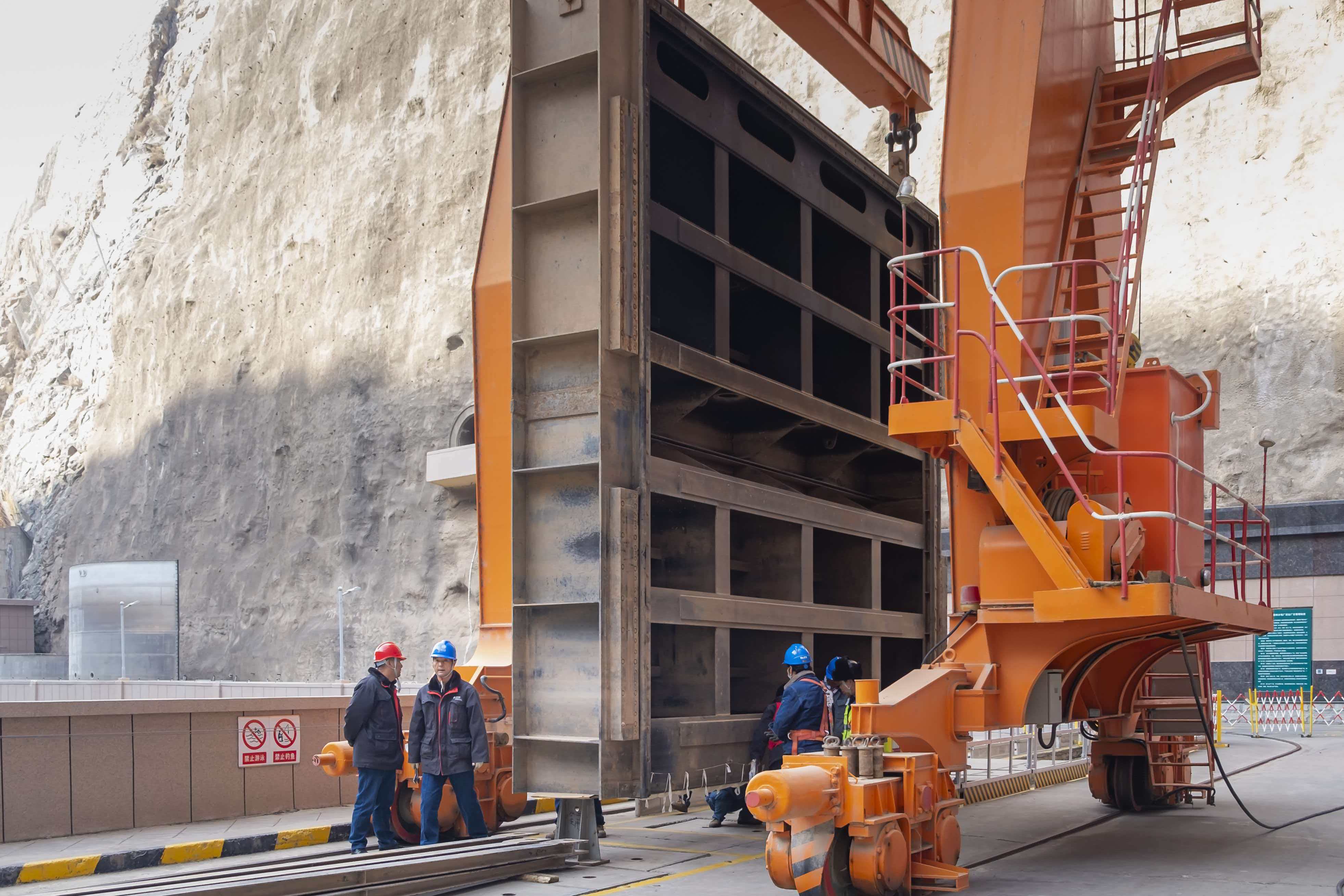 劉家峽水電廠：精準完成3號機組尾水閘門落門 筑牢檢修安全屏障 (2).jpg